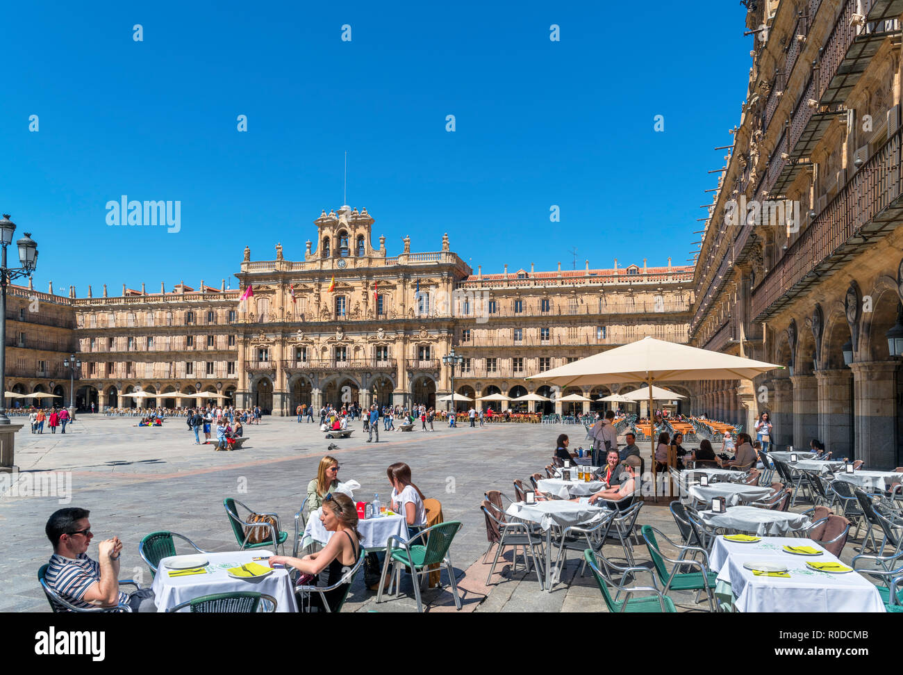 Salamanca, Spain. Cafes in the Plaza Mayor looking towards the City Hall (Ayuntamiento), Salamanca, Castilla y Leon, Spain Stock Photo