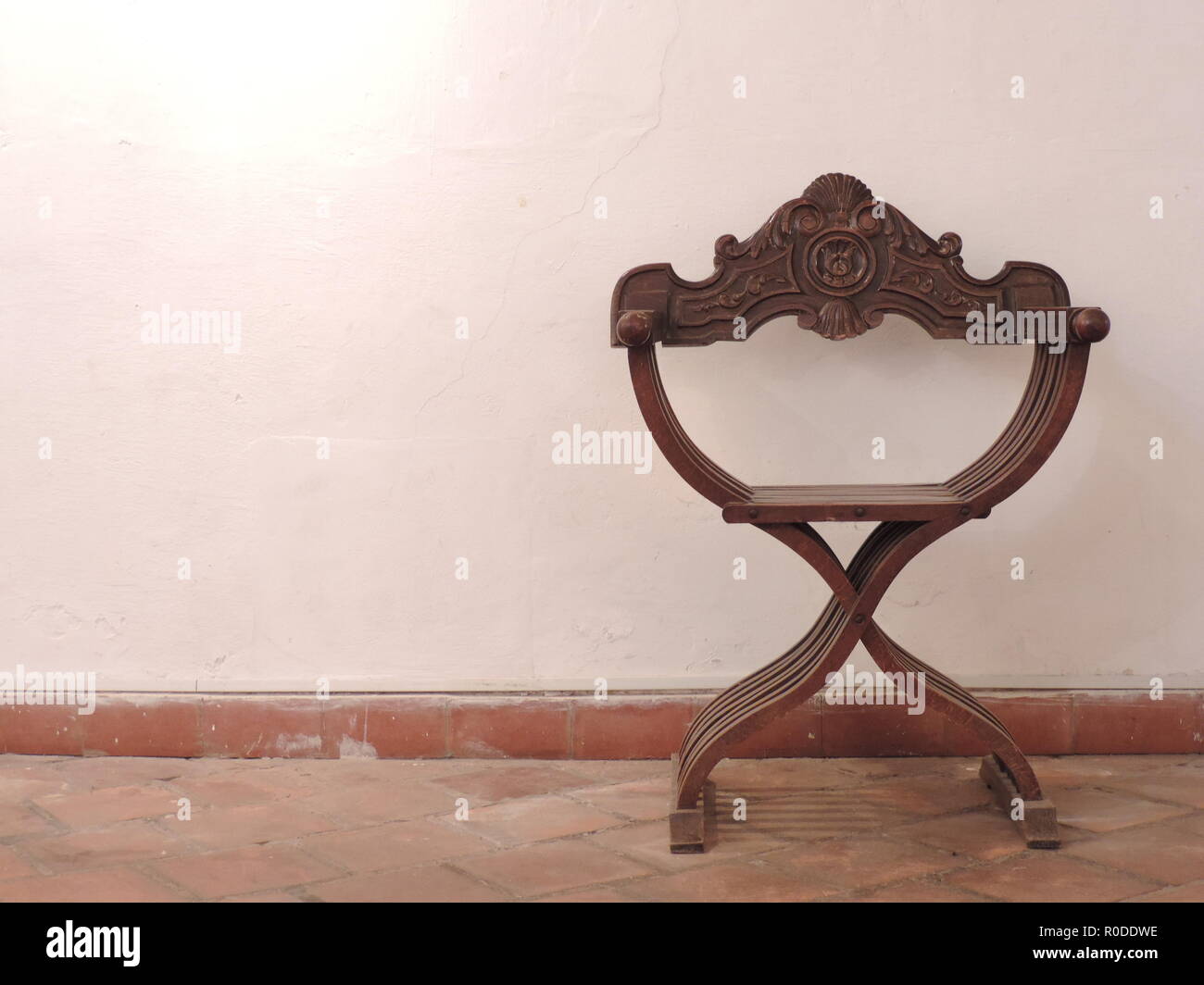 Cadeira de madeira - Castelo de Piria - Uruguai Stock Photo