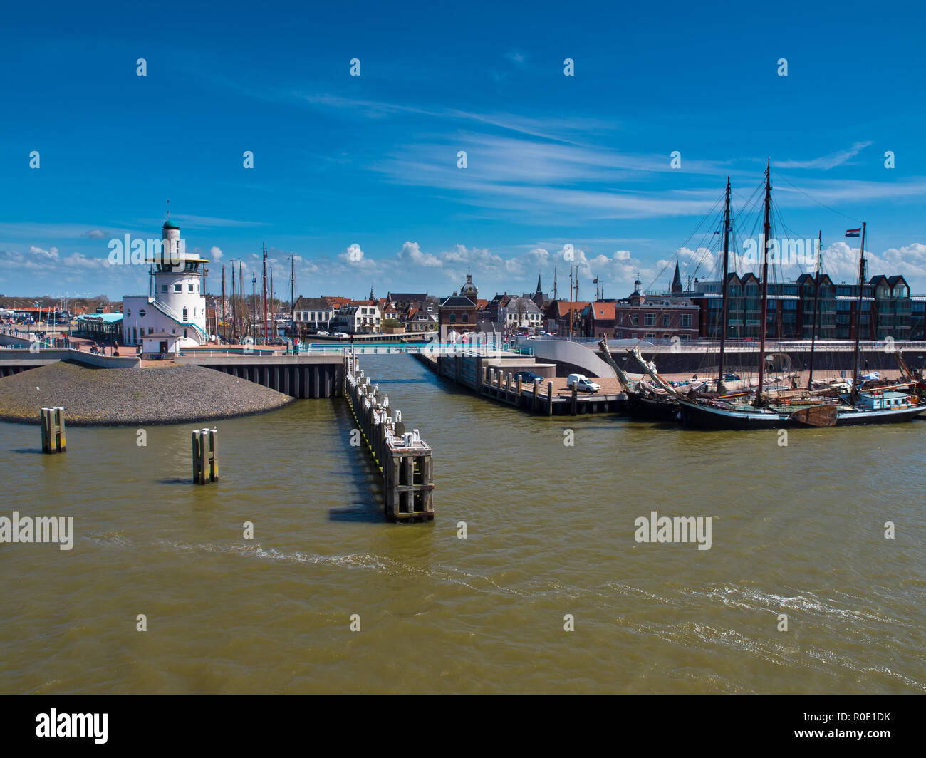 In de haven van Harlingen zijn de afvaarten van de veerboten naar Vlieland en Terschelling Stock Photo