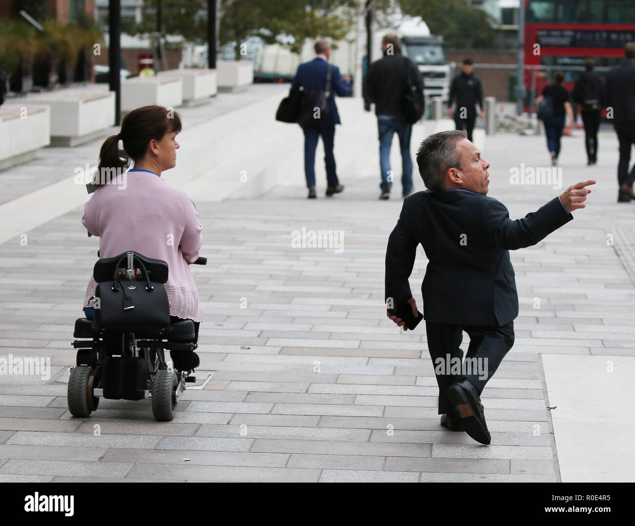Découpe En Carton Célébrités Warwick Davis Et Samantha Davis (duo) - Neuf Multicolore