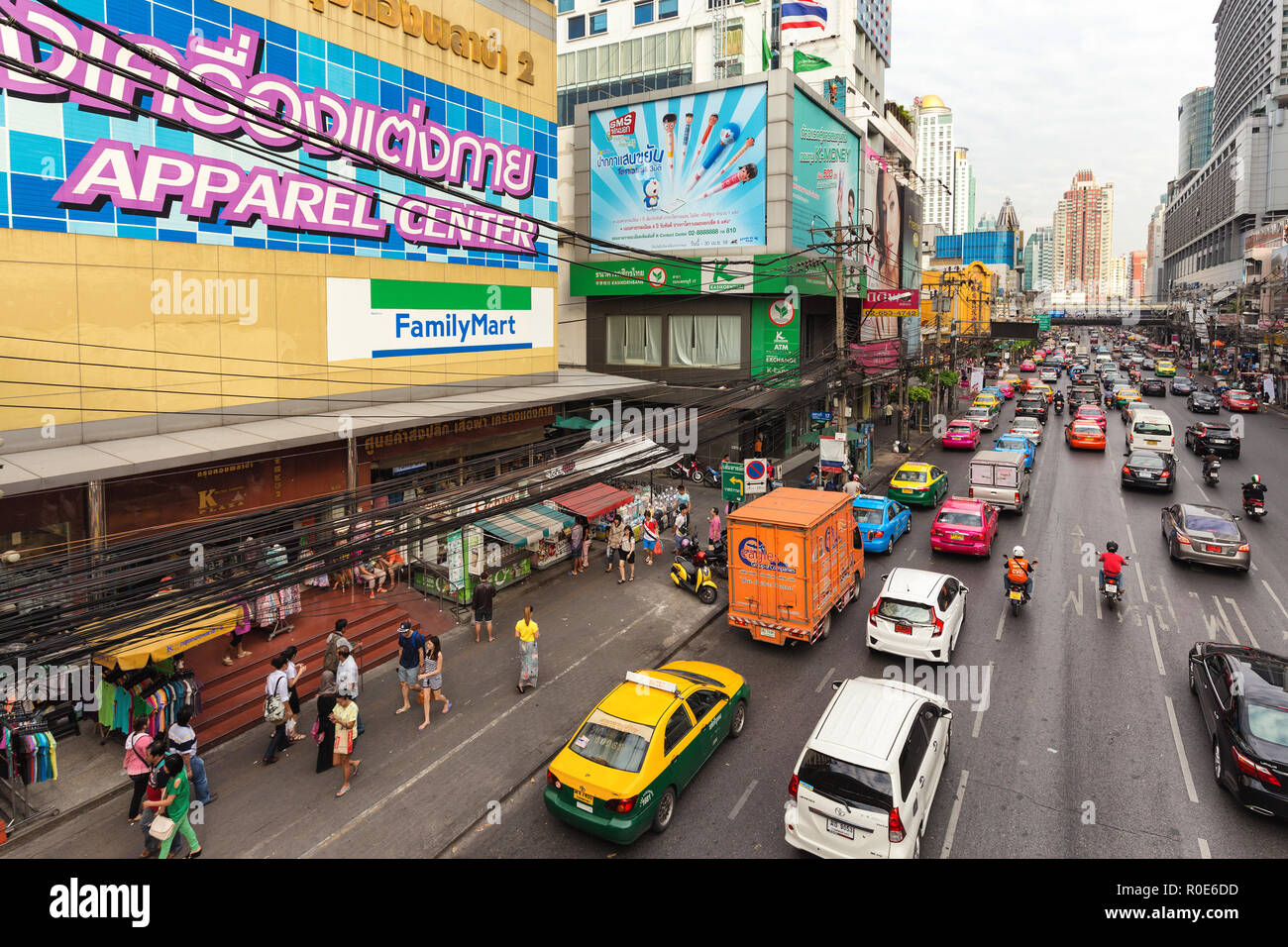 BANGKOK, THAILAND, JANUARY 12, 2015: View on the busy Phetchaburi road in  the Ratchathewi district in Bangkok, Thailand Stock Photo - Alamy
