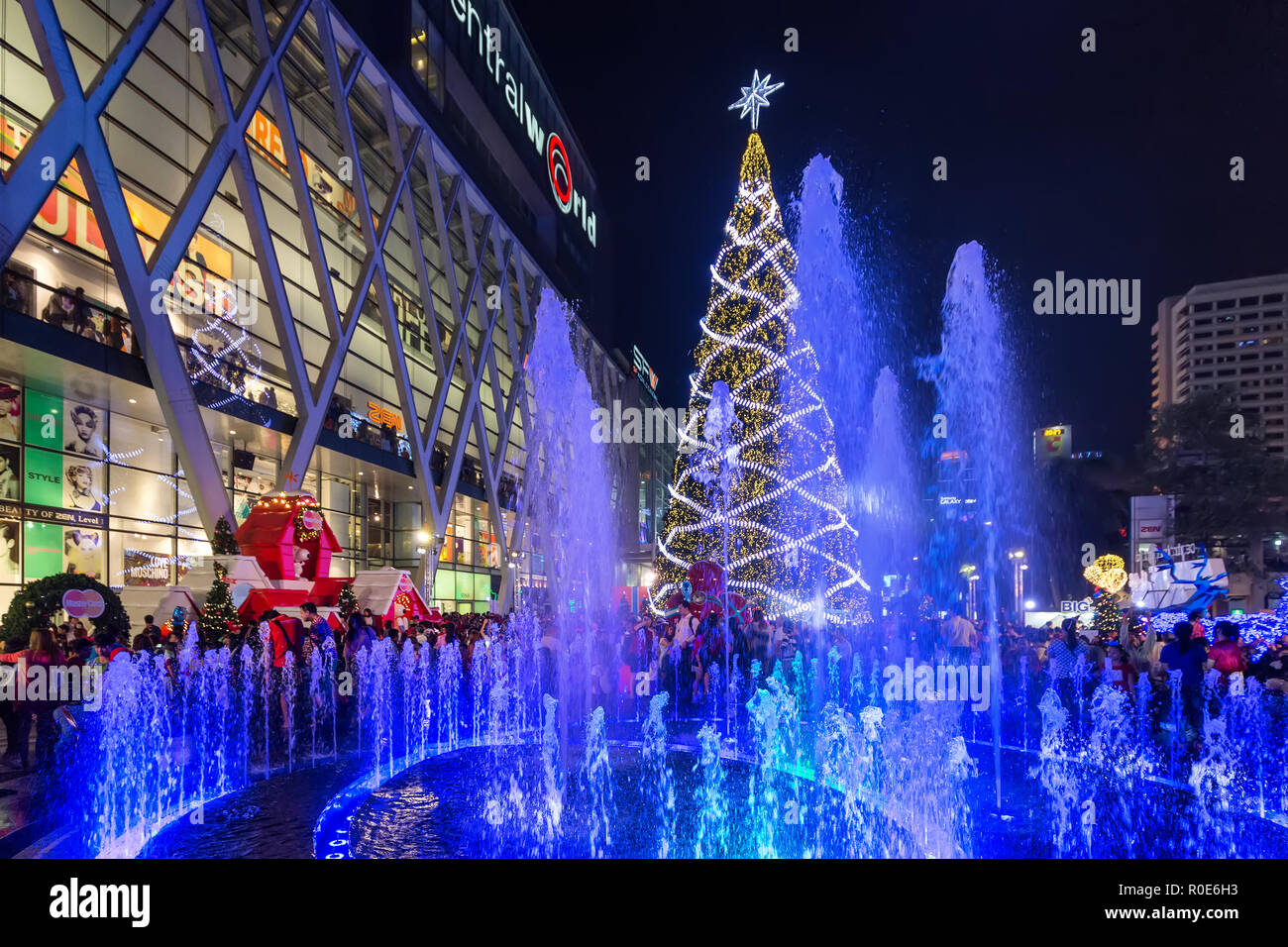 BANGKOK, THAILAND, DECEMBER 25, 2014: Colorful fountain and huge ...