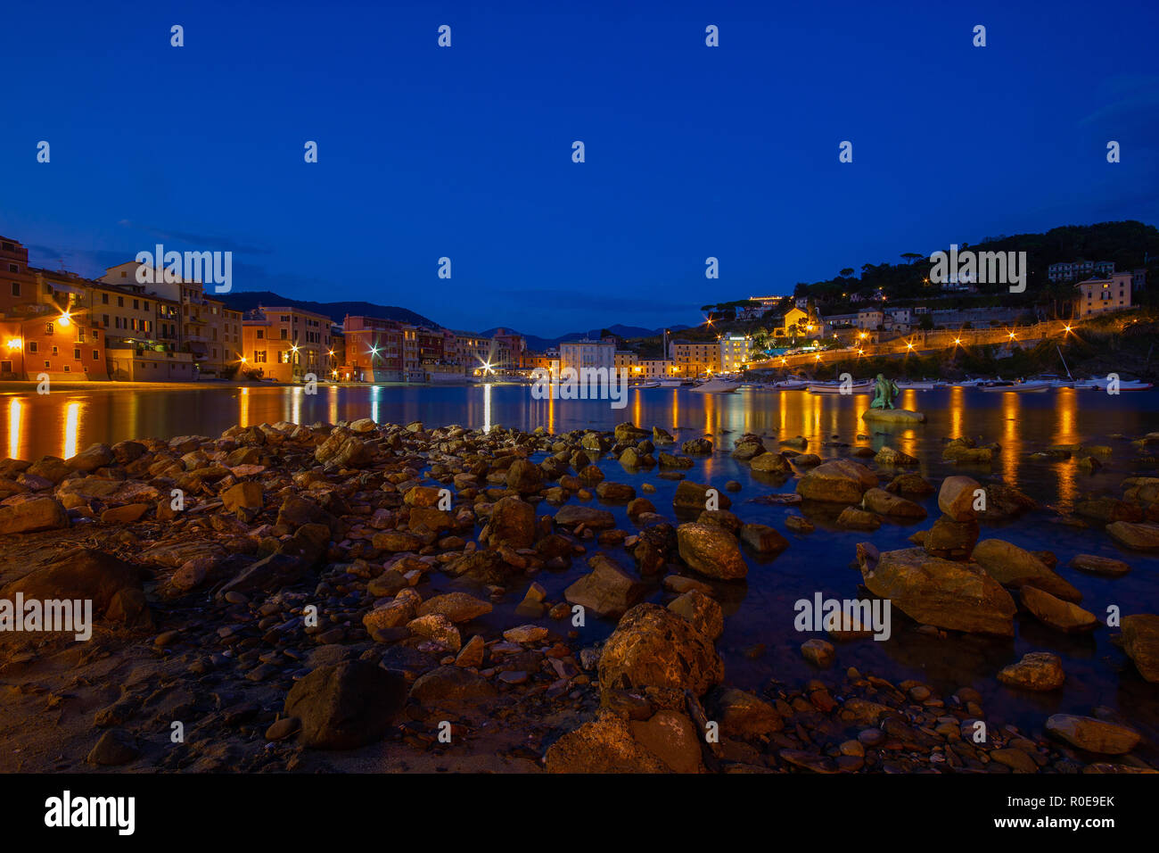 an astonishing view of the 'Bay of Silence', Baia del Slienzio, Sestri Levante, (Ge), Liguria, Italy, at dusk, with the bronze fisherman sculpture Stock Photo