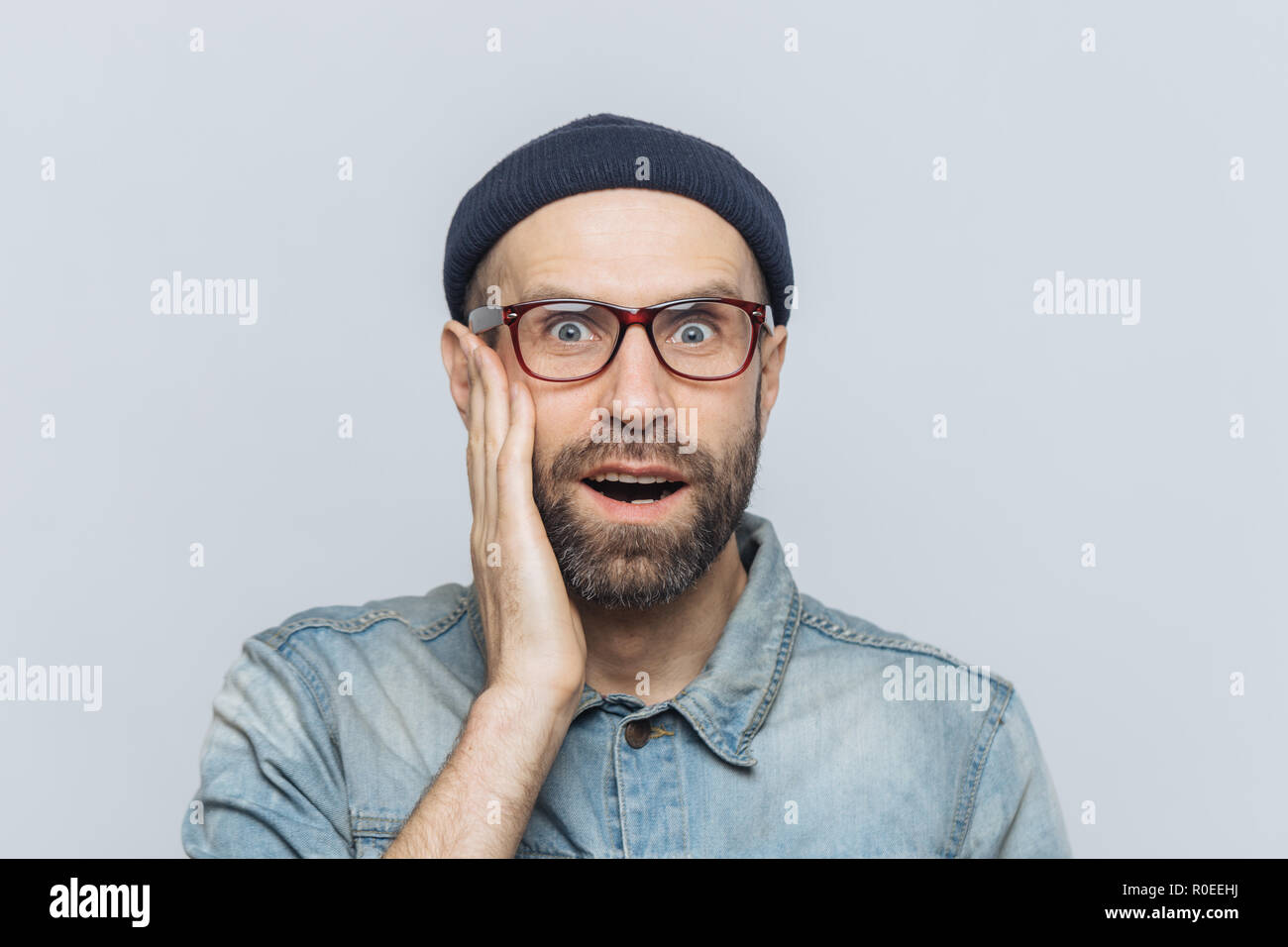 Stares staring at camera hi-res stock photography and images - Alamy