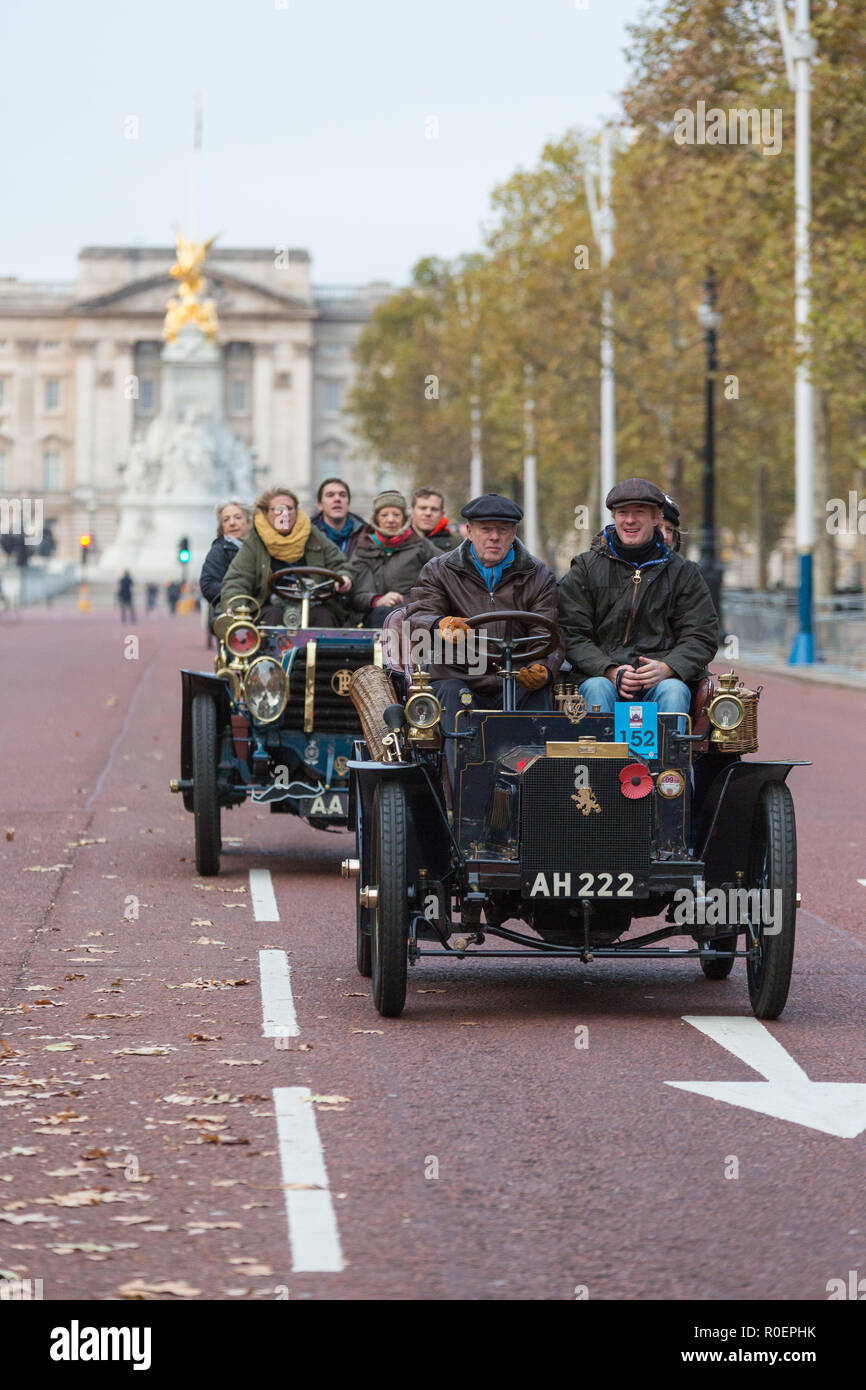 London, United Kingdom. 4th November 2018. Entrants in the world’s oldest motoring event pass Buckingham Palace after leaving Hyde Park shortly after sunrise. The cars, numbering in their hundreds and all built before 1905, took a sixty mile route through London, ending on the south coast resort of Brighton. Credit: Andrew Plummer/Alamy Live News Stock Photo