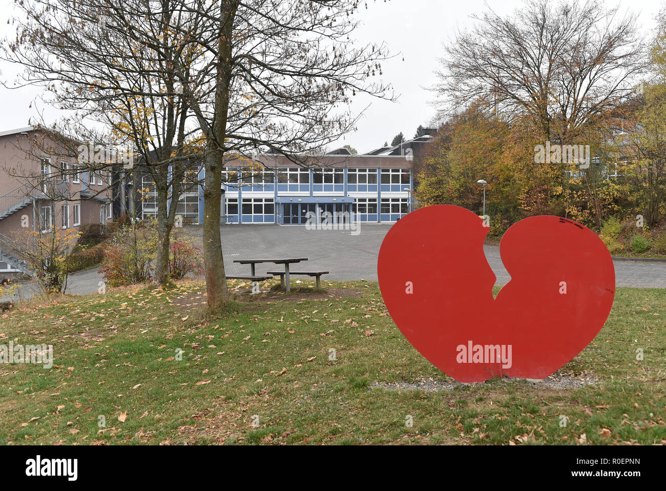 Wenden, Germany. 04th Nov, 2018. The sculpture of a broken heart stands
