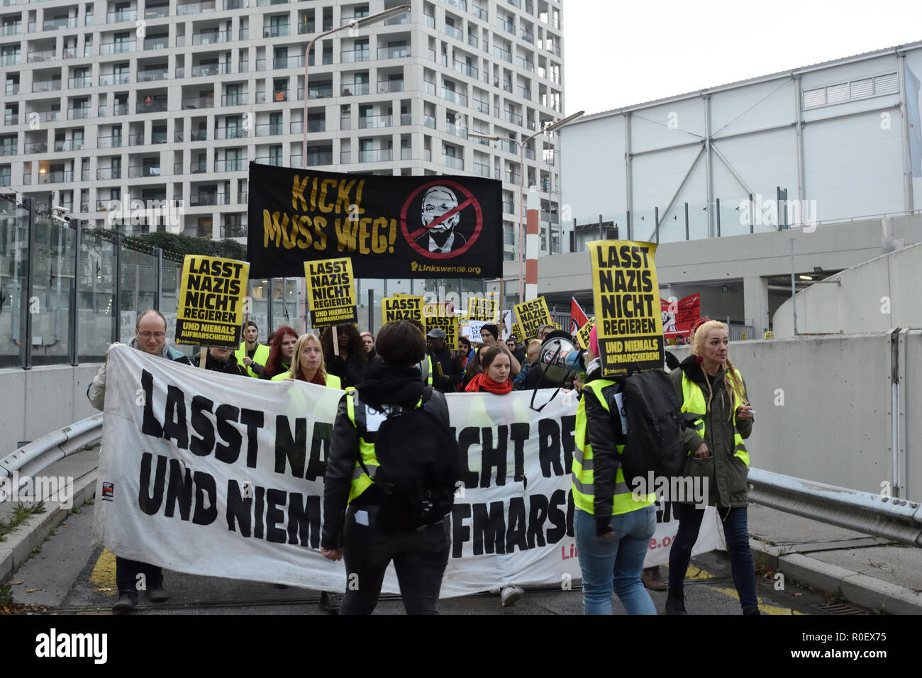 Vienna, Austria. 4 November 2018. Demonstration of the 'Stop the Pact' initiative a demonstration against the UN Migration Pact. Initiator of the platform 'Stop the Pact' is the leader of the 'Identitarian Movement Austria'. Picture shows left counter demonstrators. Credit: Franz Perc / Alamy Live News Stock Photo