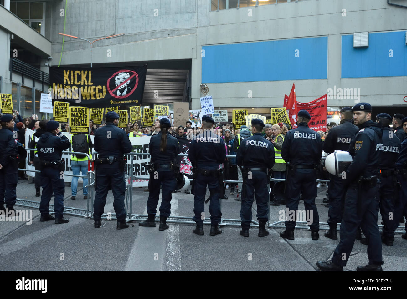 Vienna, Austria. 4 November 2018. Demonstration of the 'Stop the Pact' initiative a demonstration against the UN Migration Pact. Initiator of the platform 'Stop the Pact' is the leader of the 'Identitarian Movement Austria', Martin Sellner. Picture shows left counter demonstrators. Credit: Franz Perc / Alamy Live News Stock Photo