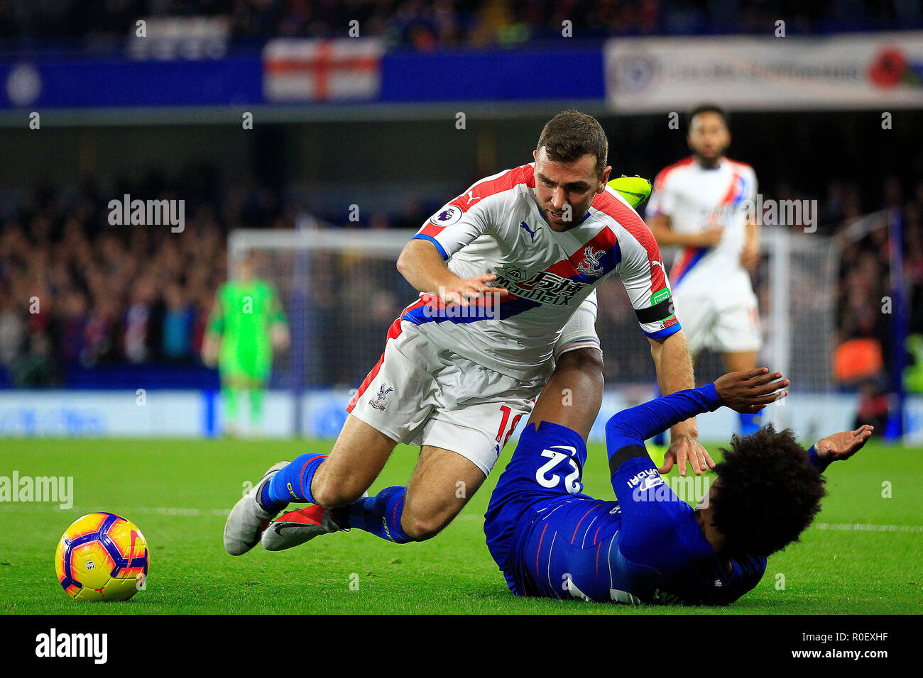 London, UK. 4th Nov 2018. James McArthur of Crystal Palace (L) fouls Willian of Chelsea (R). Premier League match, Chelsea v Crystal Palace at Stamford Bridge in London on Sunday 4th November 2018.  this image may only be used for Editorial purposes. Editorial use only, license required for commercial use. No use in betting, games or a single club/league/player publications. pic by Steffan Bowen/ Andrew Orchard sports photography/Alamy Live news Stock Photo
