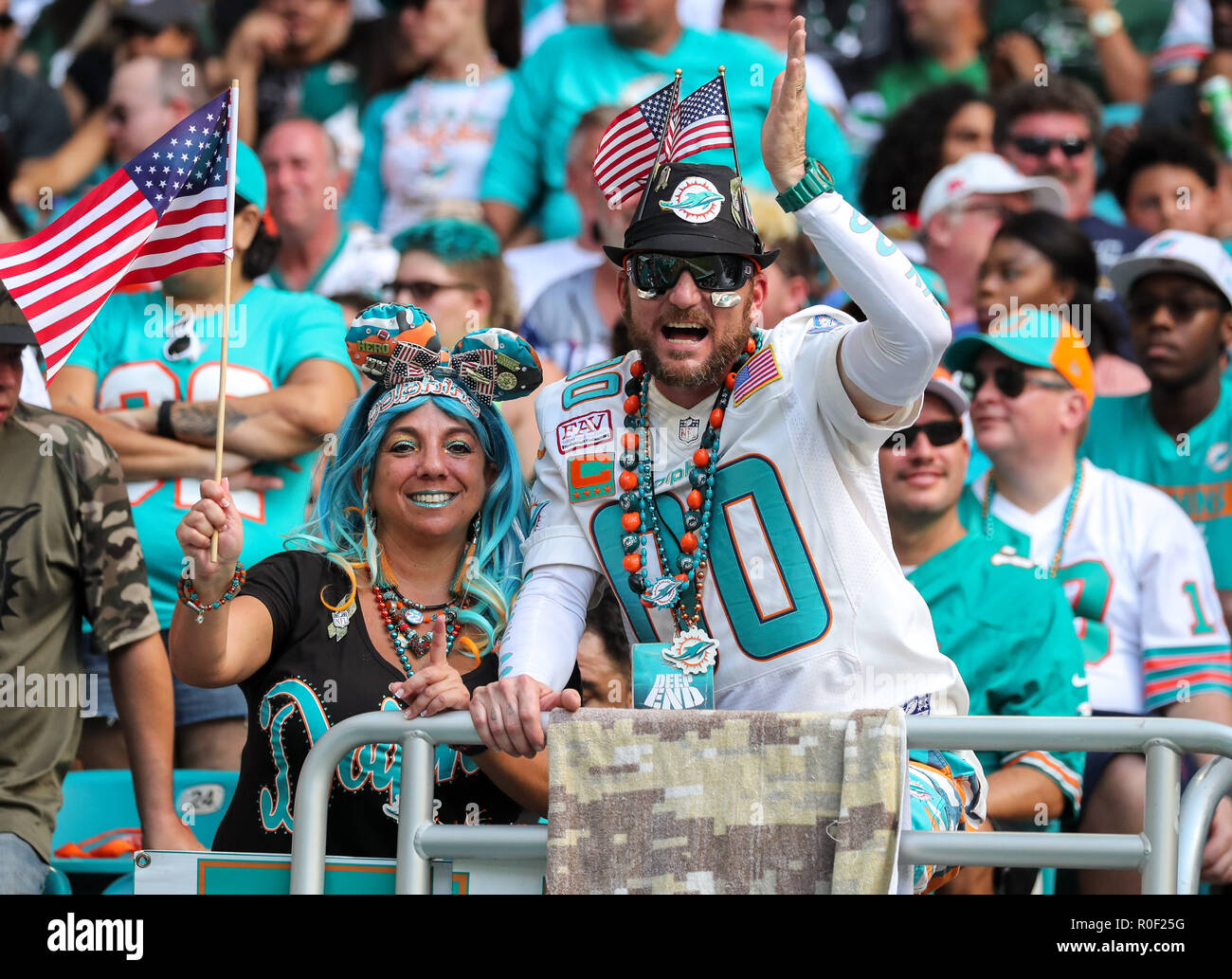 Miami Gardens, Florida, USA. 4th Nov, Miami fans show their support for the team during an NFL football game between the New York Jets and the Miami Dolphins the
