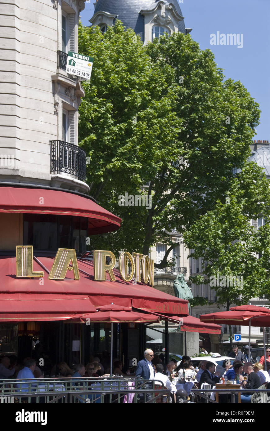 Diners lunch at La Rotonde, a favorite cafe / bar of many writers and artists in the Montparnasse area of Paris, France. Stock Photo