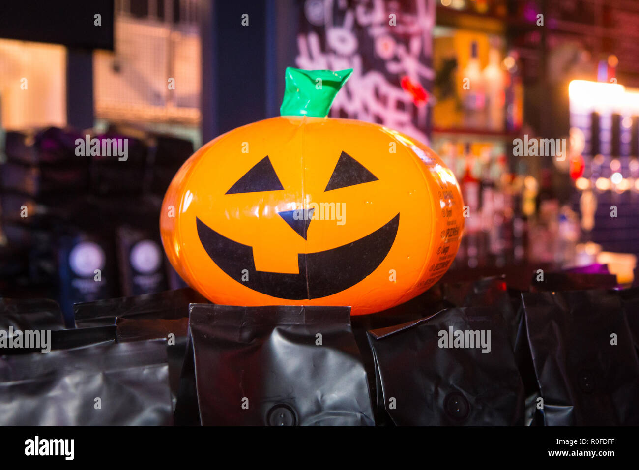 houding atmosfeer Gehakt Halloween inflatable pumpkin hi-res stock photography and images - Alamy