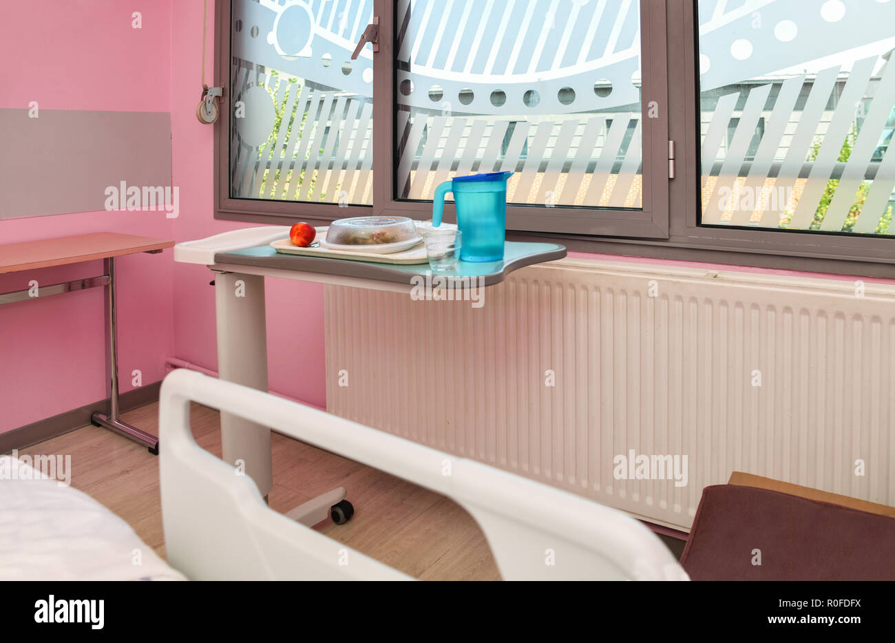 Food on a mobile tray in a hospital ward Stock Photo - Alamy