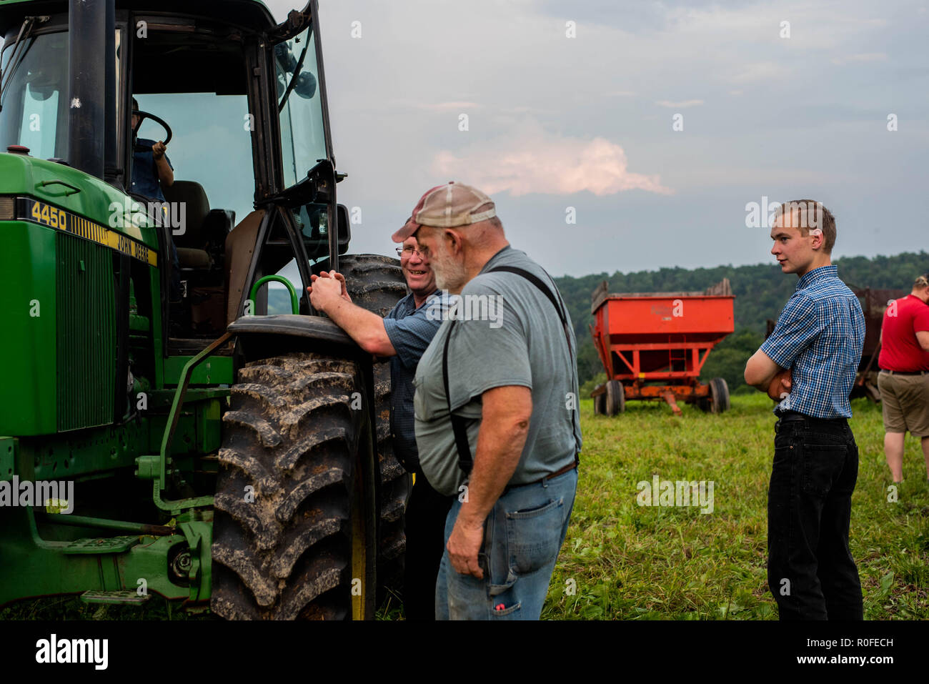 Farm equipment auction hires stock photography and images Alamy