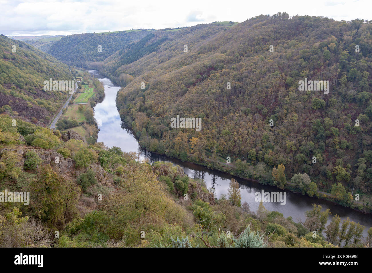 The valley of the Lot river, in Autumn (Saint Parthem - Aveyron- Midi Pyrenees - France), upstream from the castle of Gironde which overlhangs it. Stock Photo