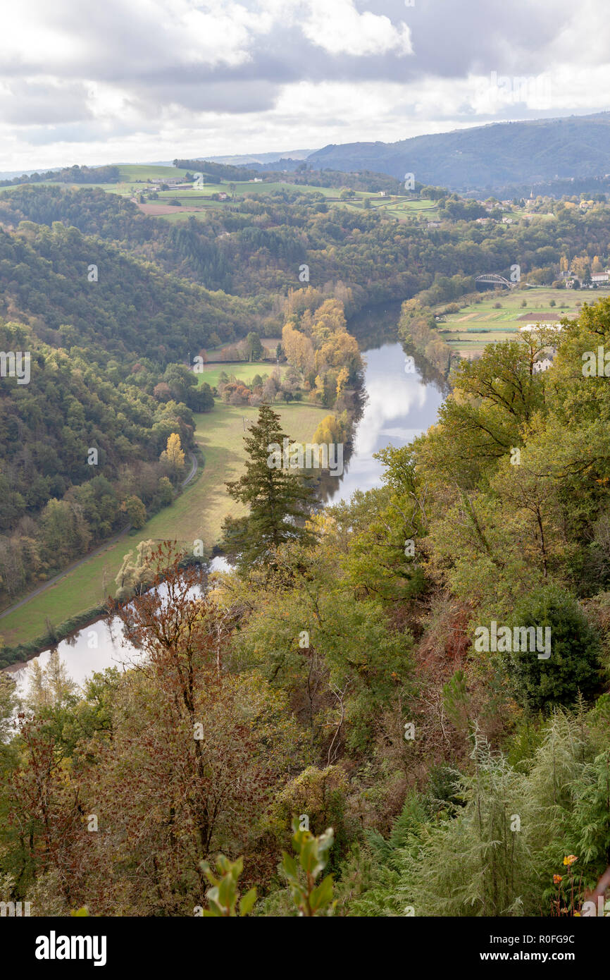 The valley of the Lot river, in Autumn (Saint Parthem - Aveyron- Midi Pyrenees - France), downstream from the castle of Gironde. Stock Photo