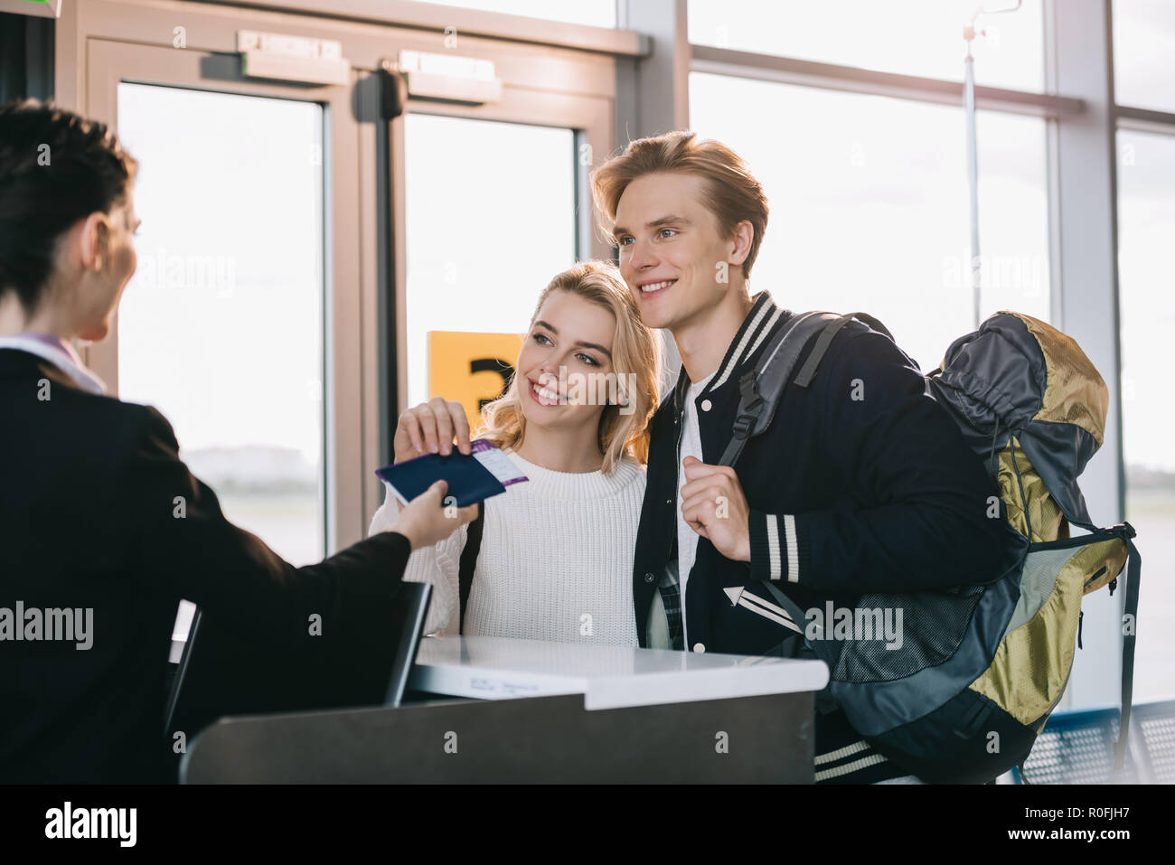 Couple airport check in desk hi-res stock photography and images - Alamy
