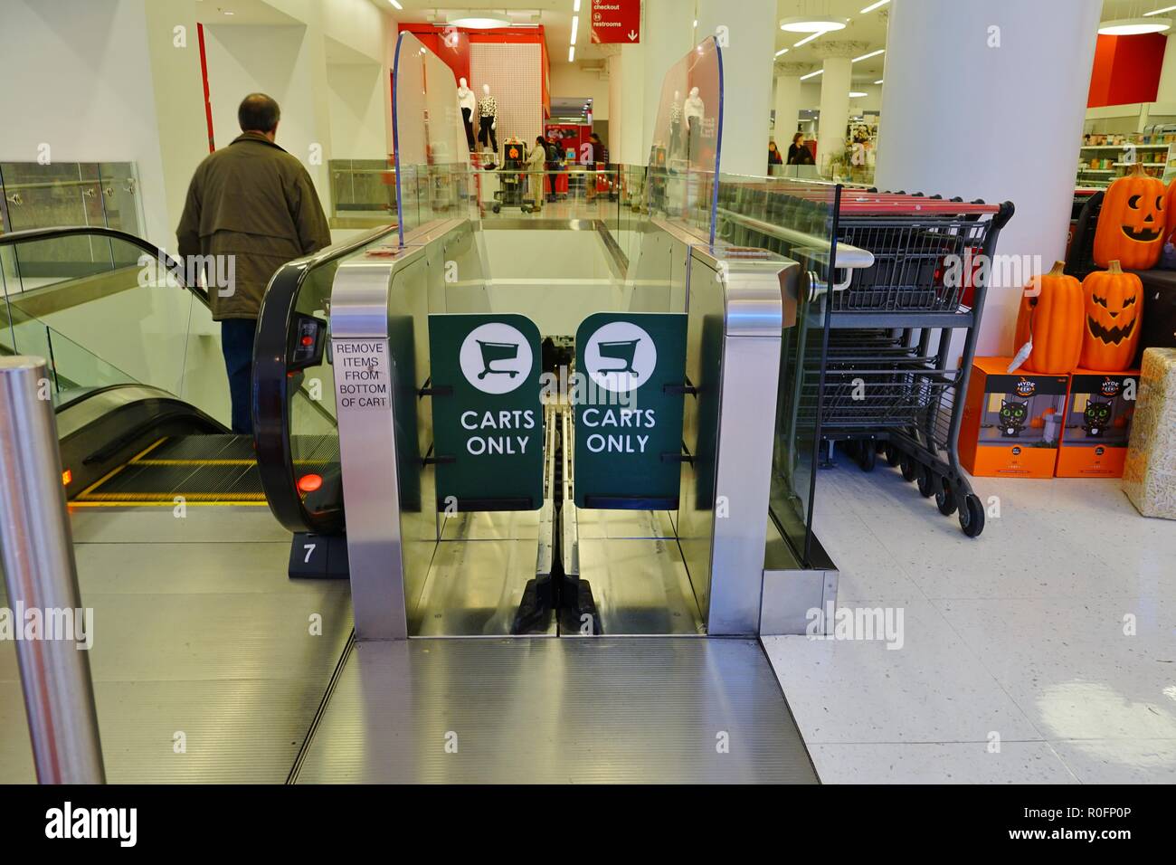 CHICAGO, IL 31 OCT 2018 View of a shopping cart conveyor escalator