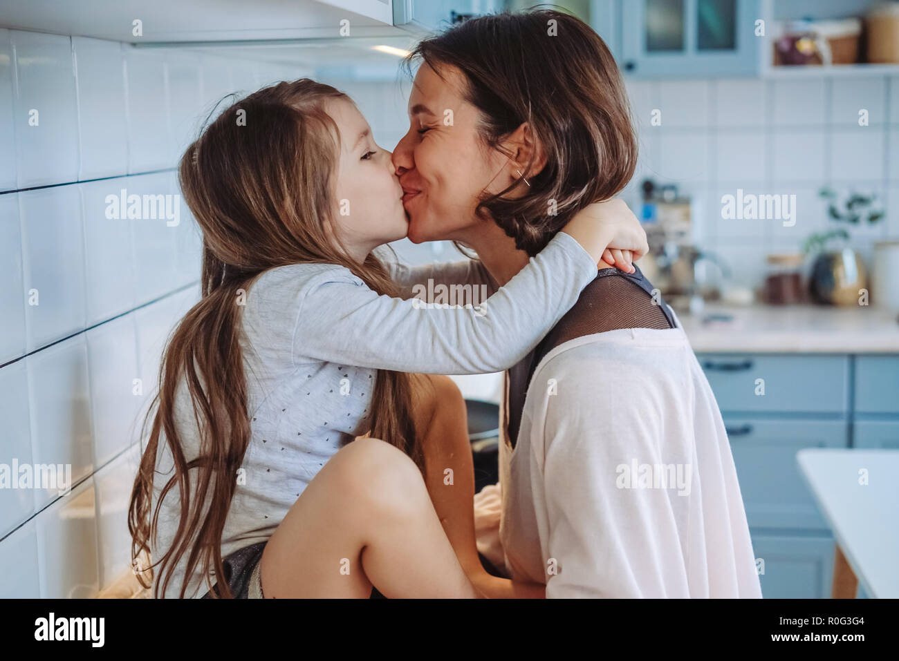 Папа лижет дочке русские. Мама целует дочь. Мама и дочь поцелуй с языком. Мама с дочкой поцелуй. Мама целуется с дочкой.