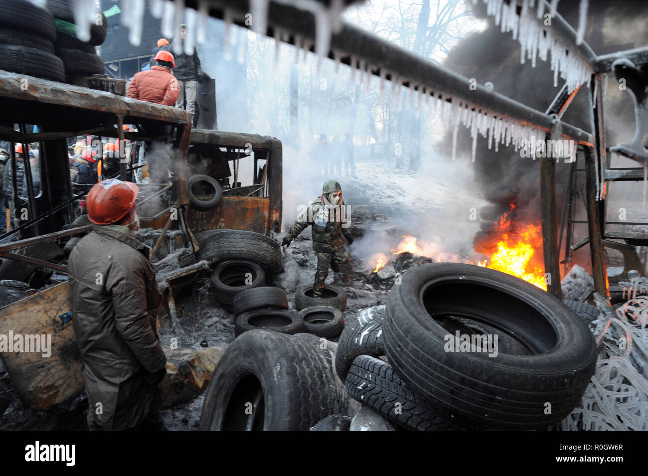 January 25, 2014 - Kiev, Ukraine: Thousands of angry anti-government protesters face riot police from their barricades near Independence Square. This part of Kiev's city center was devastated after heavy clashes between protesters burning tires and police forces using water cannon in freezing temperatures Protesters have built barricades to prevent police from storming Maidan, Kiev's independence square, the epicenter of the anti-government revolt. Des barricades sont erigees dans un climat glacial dans le centre de Kiev, a proximite du Maidan, la place de l'Independance, qui est devenue l'epi Stock Photo