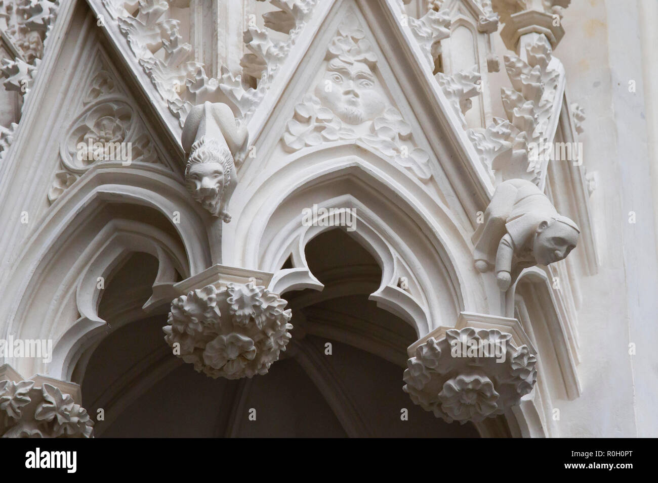 Pope Francis (right) as a small ornamental gargoyle on a baldachin at the main portal of the cathedral, Cologne, Germany.  Papst Franziskus (rechts) a Stock Photo