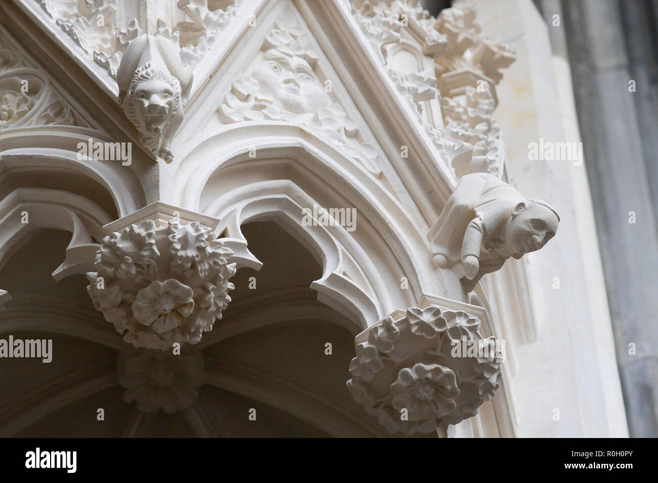 Pope Francis (right) as a small ornamental gargoyle on a baldachin at the main portal of the cathedral, Cologne, Germany.  Papst Franziskus (rechts) a Stock Photo