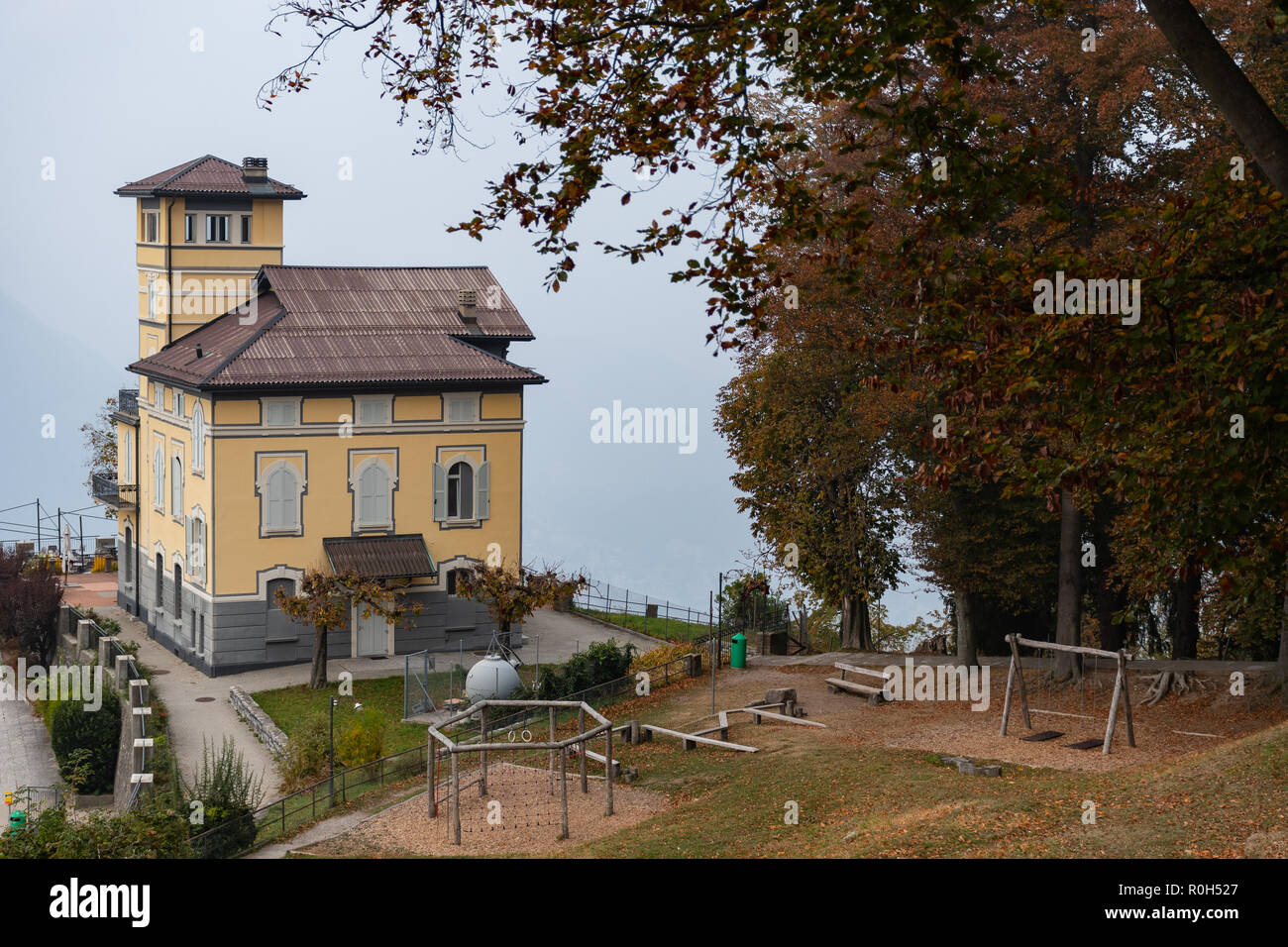 Views on parks and autumn villages - Viste su parchi e villaggi autunnali - Blick auf Parks und Herbstdörfer Stock Photo