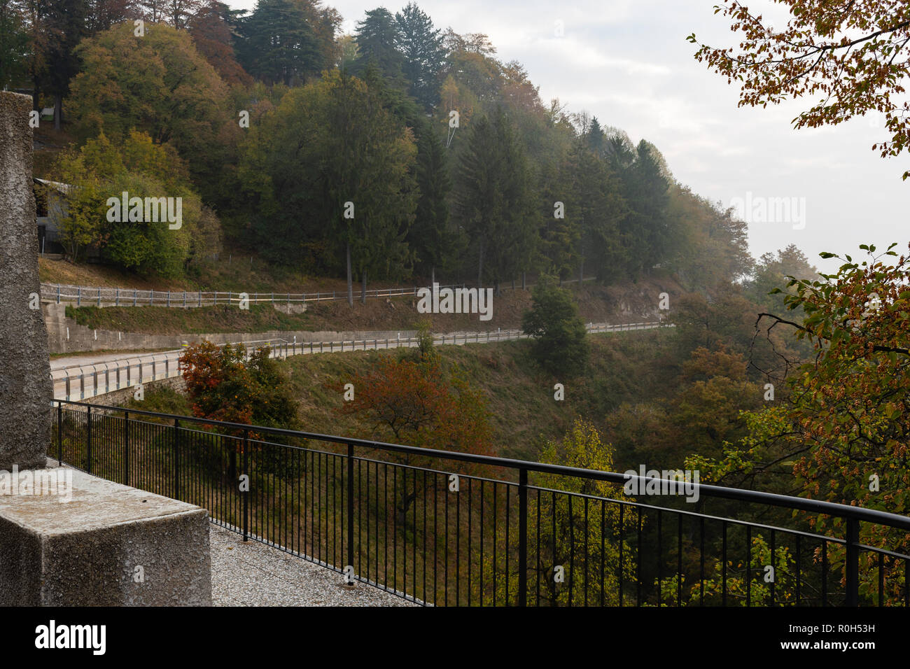 Views on parks and autumn villages - Viste su parchi e villaggi autunnali - Blick auf Parks und Herbstdörfer Stock Photo