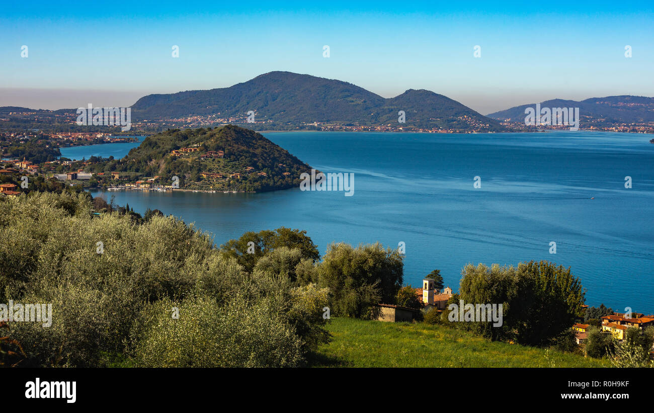 Lakeside island hi-res stock photography and images - Alamy