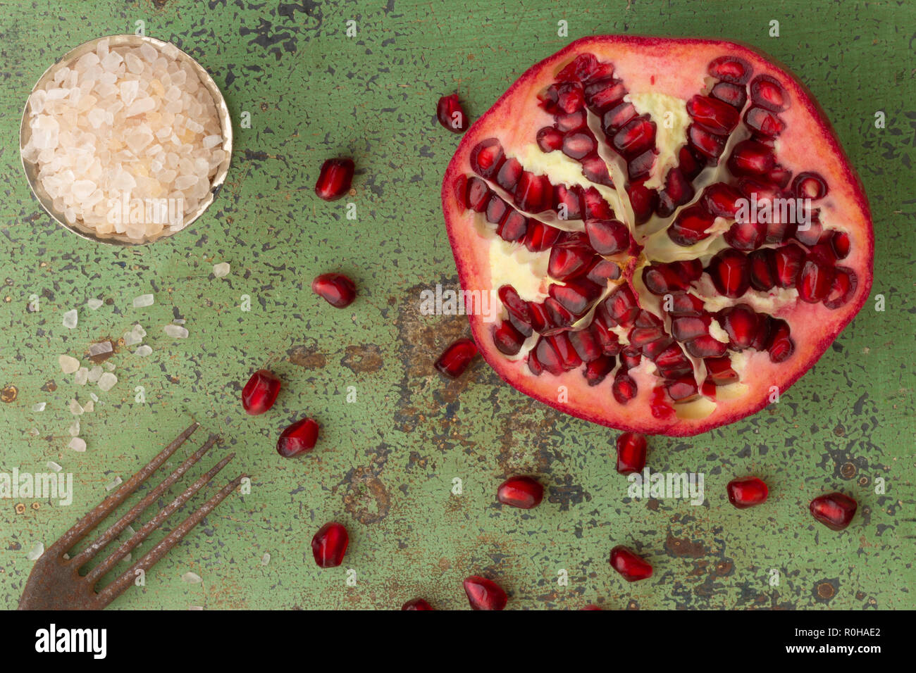 Frischer Granatapfel mit Salz auf röstigen Untergrund Stock Photo