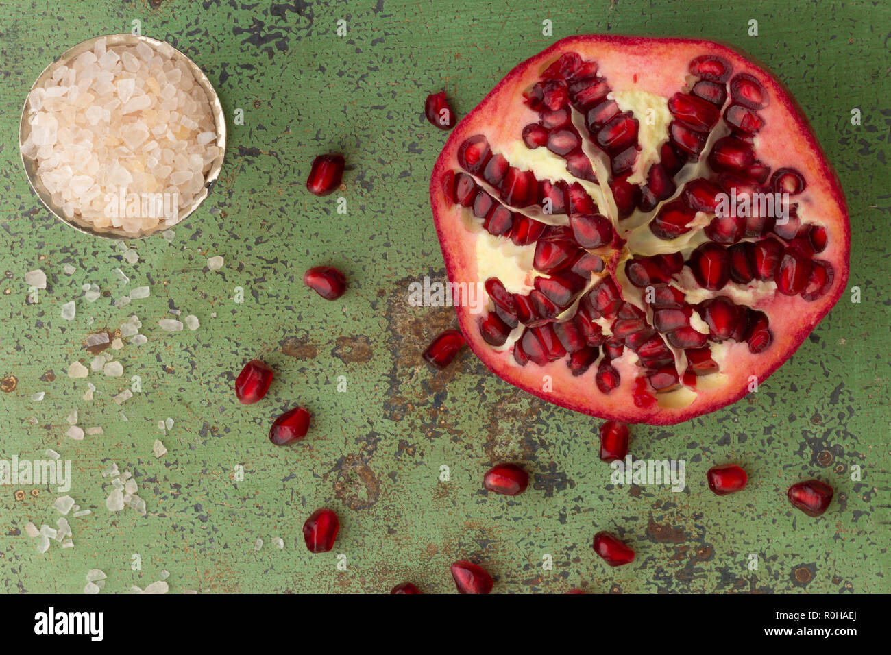 Frischer Granatapfel mit Salz auf röstigen Untergrund Stock Photo