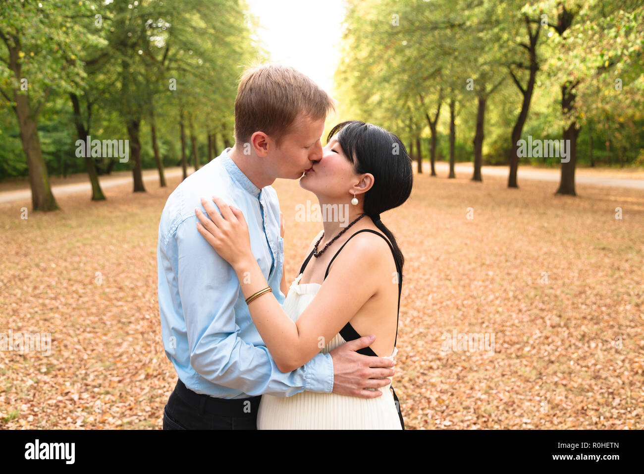 https://c8.alamy.com/comp/R0HETN/international-couple-in-love-in-beautiful-park-with-passion-kiss-R0HETN.jpg