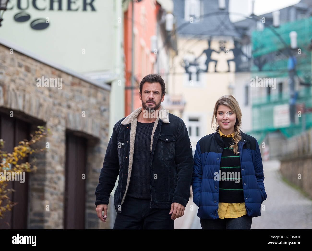 Schwarzenberg, Germany. 05th Nov, 2018. The actors Lara Mandoki and Stephan  Luca look into the camera at a press date for the shooting of the ZDF film  