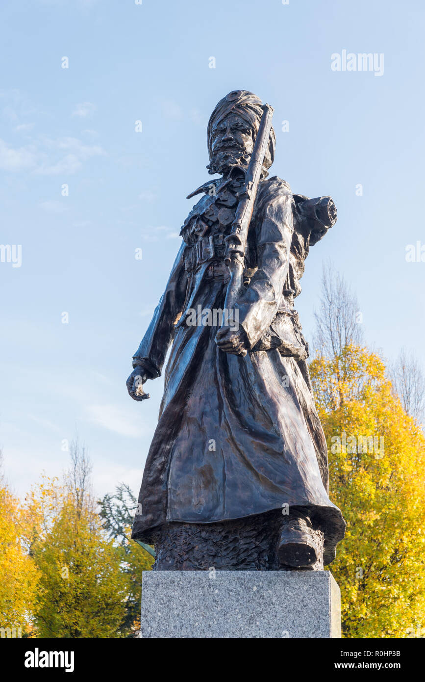 Smethwick, West Midlands, UK. 5th November 2018. The UK's first statue of a South Asian WW1 soldier has been unveiled to mark 100 years since the end of WW1. The 'Lions of the Great War ' statue is 10 feet tall and was designed by local sculptor Luke Perry. Credit:Nick Maslen/Alamy Live News Stock Photo