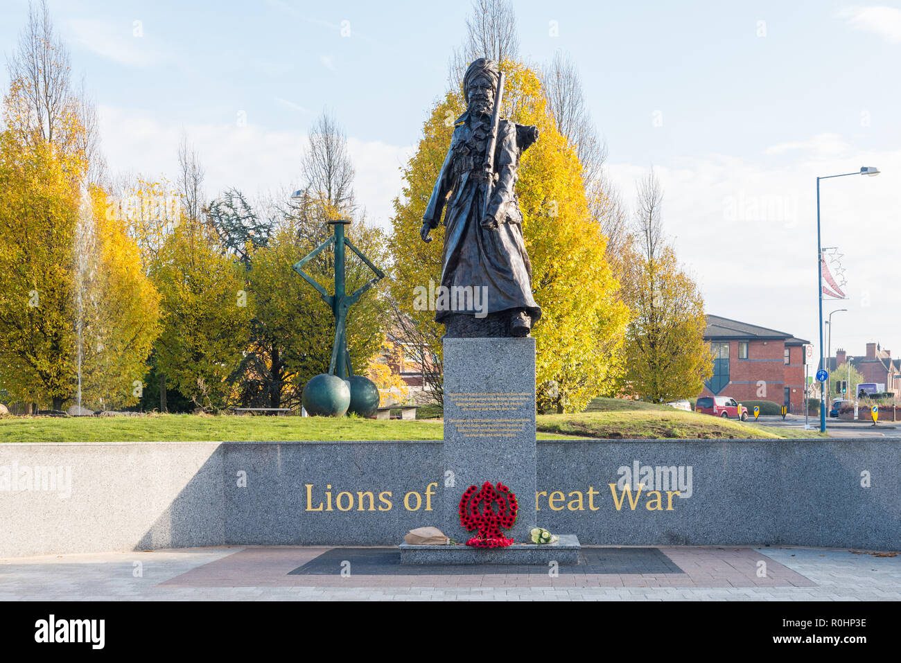 Smethwick, West Midlands, UK. 5th November 2018. The UK's first statue of a South Asian WW1 soldier has been unveiled to mark 100 years since the end of WW1. The 'Lions of the Great War ' statue is 10 feet tall and was designed by local sculptor Luke Perry. Credit:Nick Maslen/Alamy Live News Stock Photo