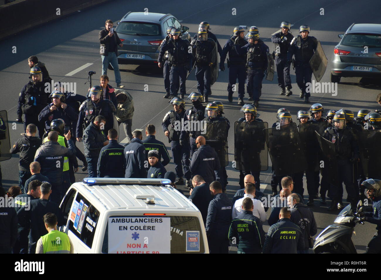 Paris, France. 5th Nov 2018. Riot Police v Paramedics. Paramedics protest against the Article 80 and organise a blocade with their ambulances on the peripheral ring roads of Paris to denounce their bad conditions of work. 5 November 2018.  ALPHACIT NEWIM / Alamy Live News Credit: Alphacit NEWIM/Alamy Live News Stock Photo