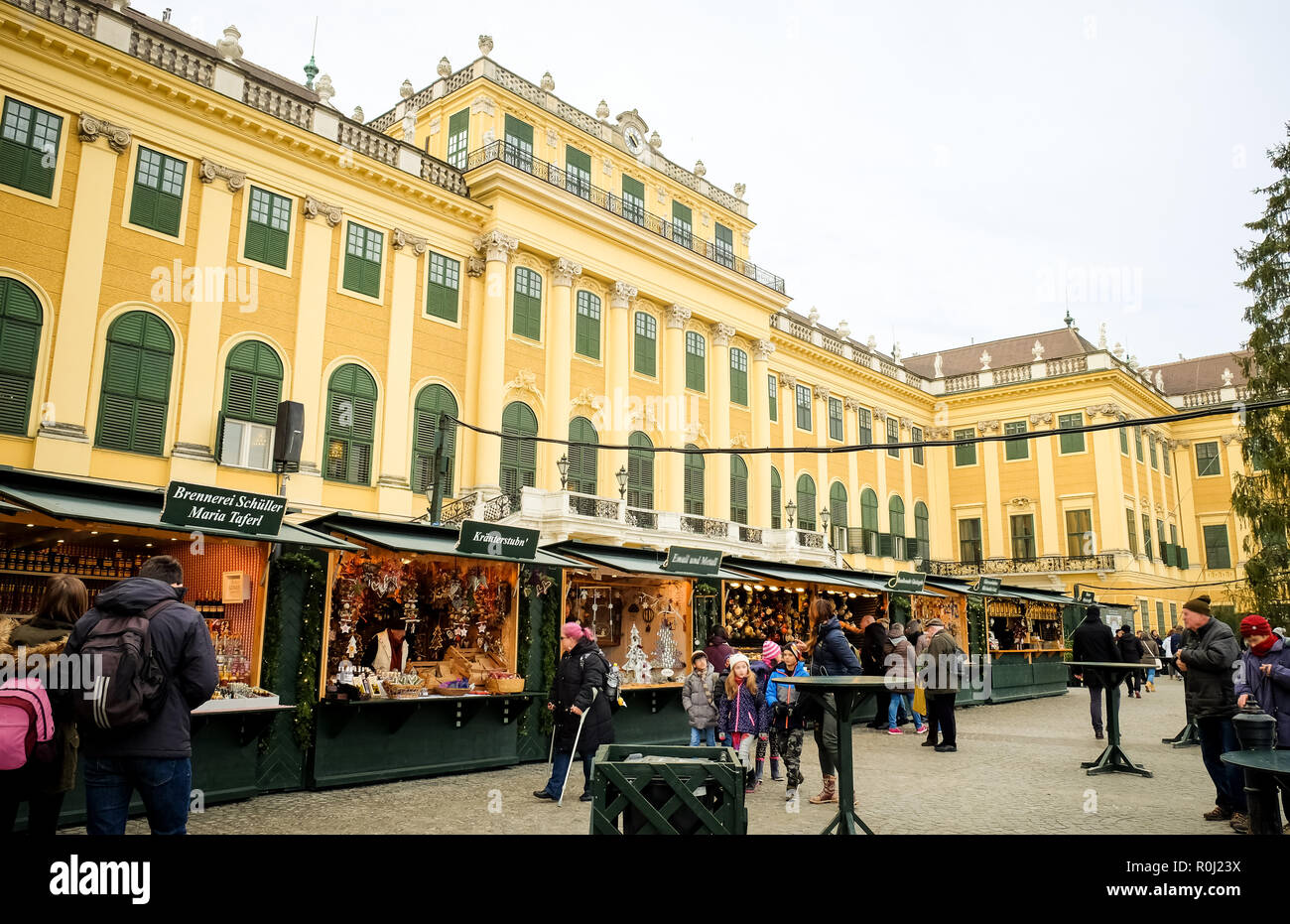 Schonbrunn christmas market opening hours