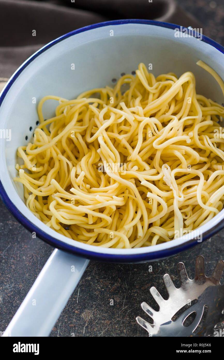 Cooked chinese noodles in colander Stock Photo Alamy