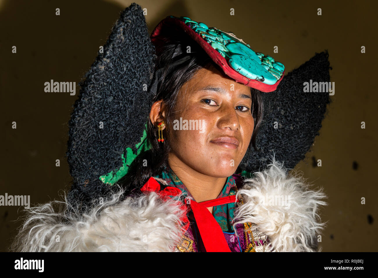 Woman wearing silver dress hi-res stock photography and images - Alamy