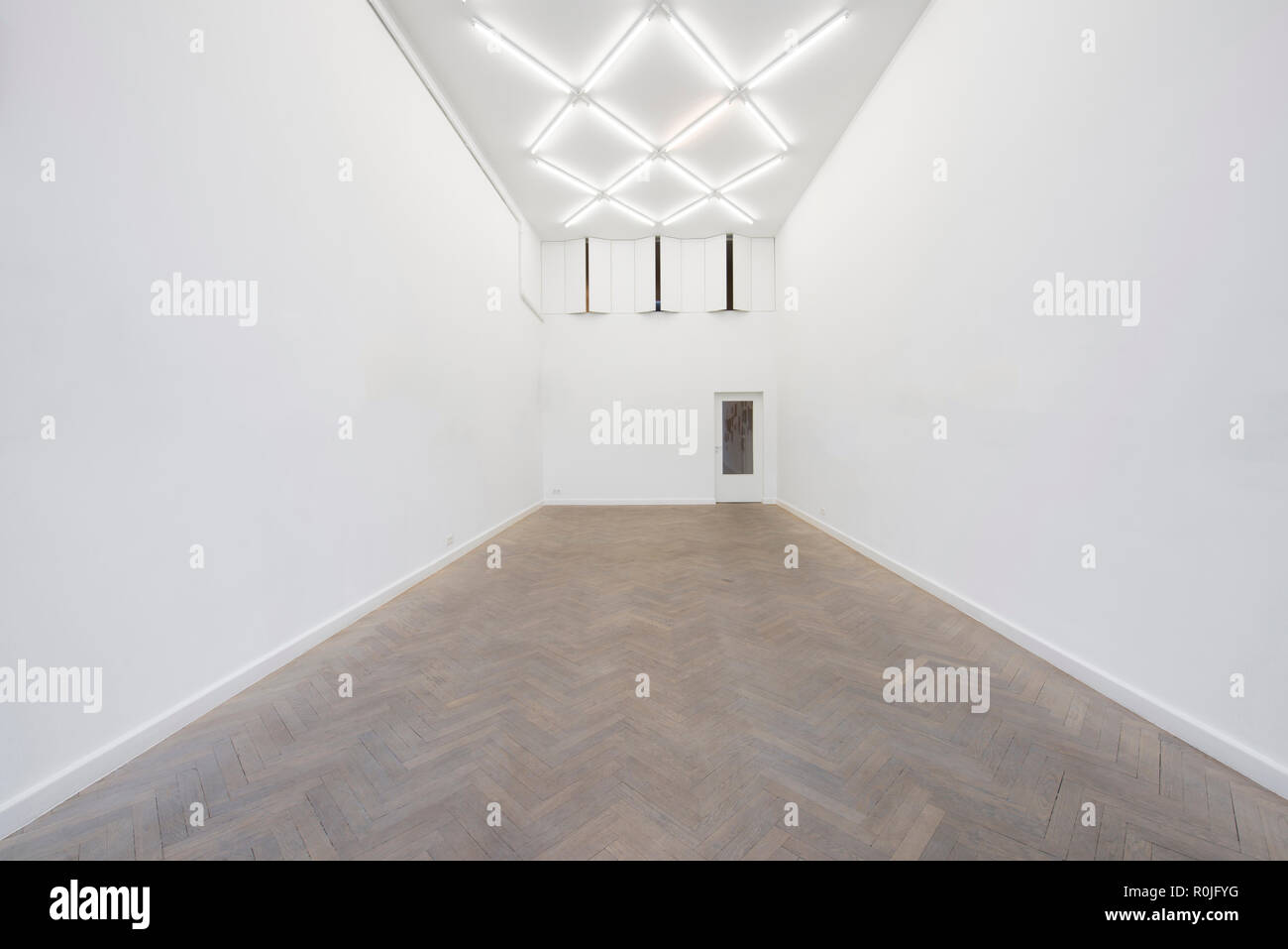 Empty art gallery hi-res stock photography and images - Alamy