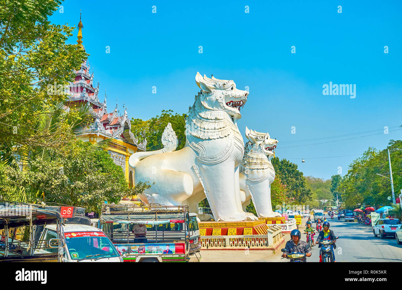 MANDALAY, MYANMAR - FEBRUARY 23, 2018: The huge sculptures of Chinthe stand at the entrance to Kusinara Ingyin Tawya Pagoda complex, on February 23 in Stock Photo