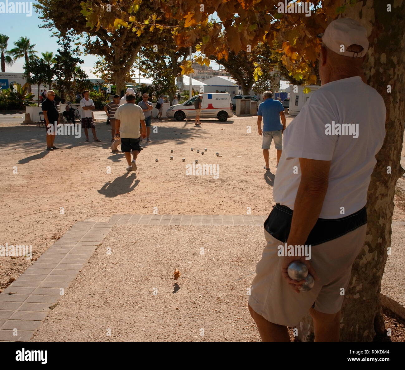 AJAXNETPHOTO.  CANNES, FRANCE. - A GAME OF BOULE (PETANQUE) IN PROGRESS IN PUBLIC GARDENS NEAR THE OLD PORT. PHOTO:JONATHAN EASTLAND/AJAX REF:GXR180310 654 Stock Photo
