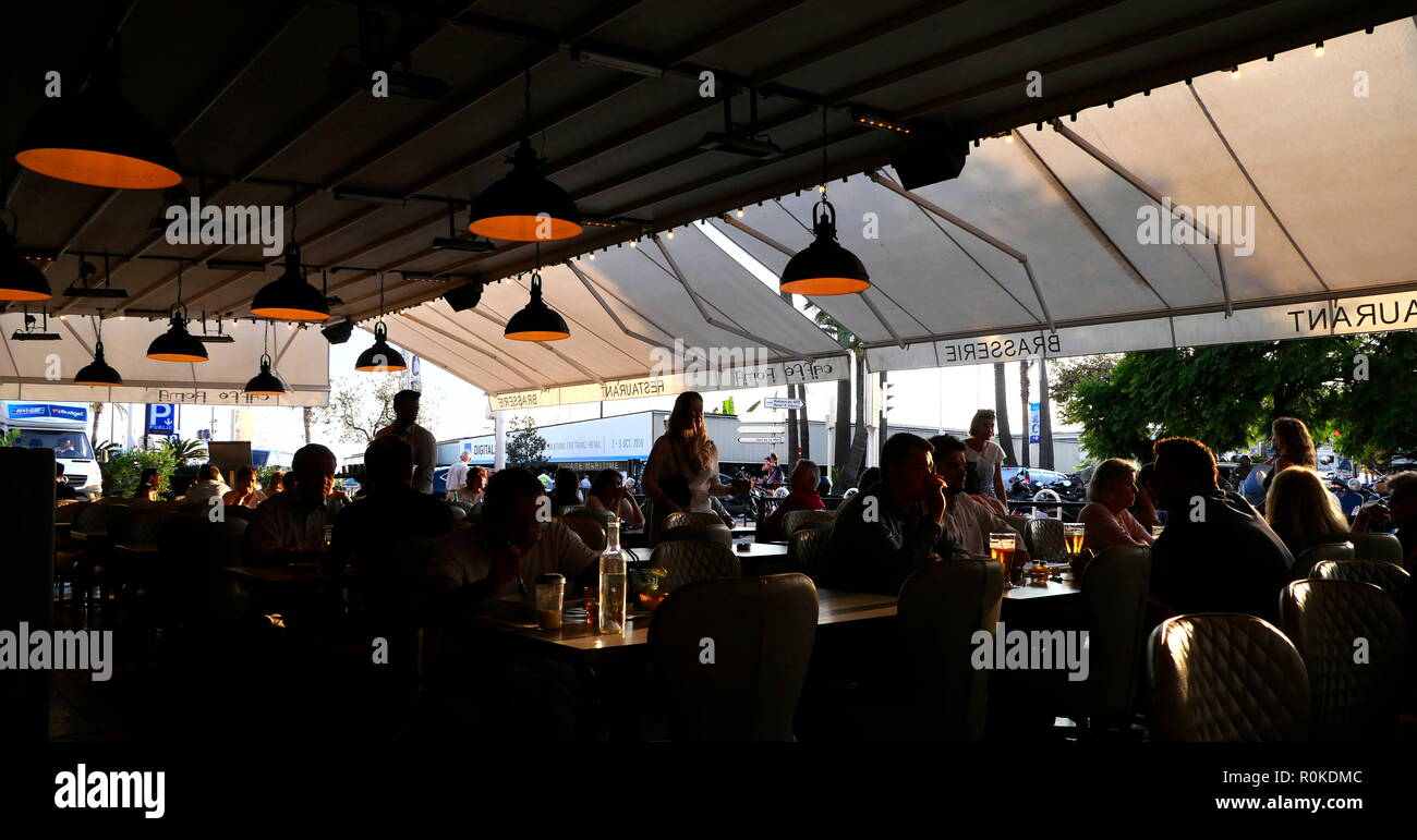 AJAXNETPHOTO. 2018. CANNES, FRANCE. - COTE D'AZUR RESORT - CAFE SOCIETY - LATE AFTERNOON LOOKING OUT FROM THE CAFE ROMA. PHOTO:JONATHAN EASTLAND/AJAX REF:GX8 180310 752 Stock Photo