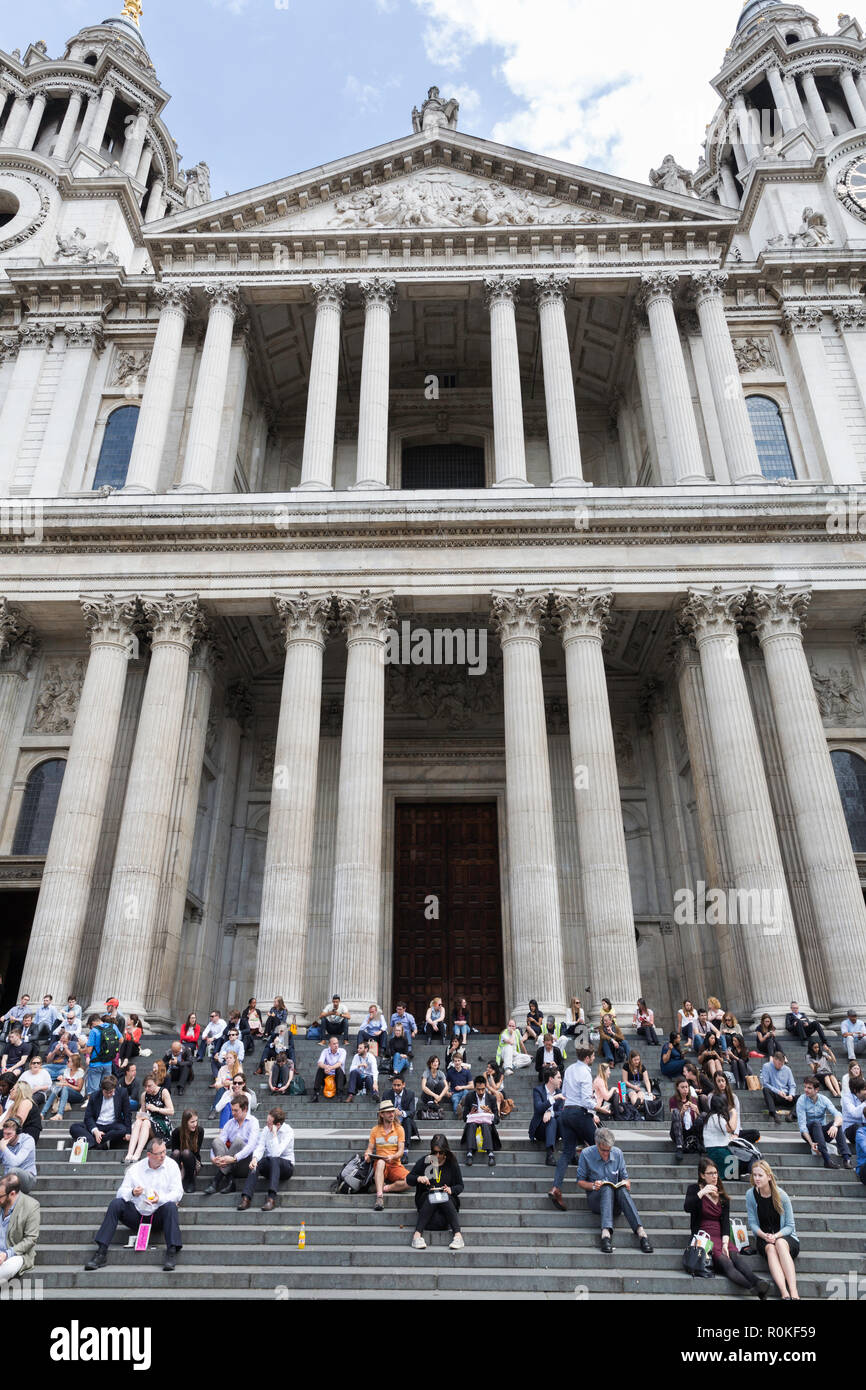 Londoners enjoying lunch at Saint Paul's Cathedral, England Stock Photo