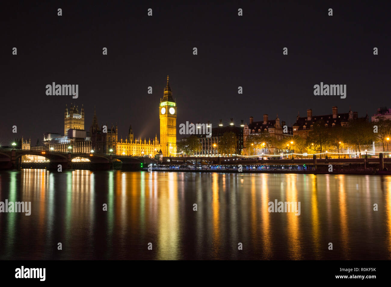 The Houses of Parliament and Big Ben from across the River Thames at night, London, England Stock Photo