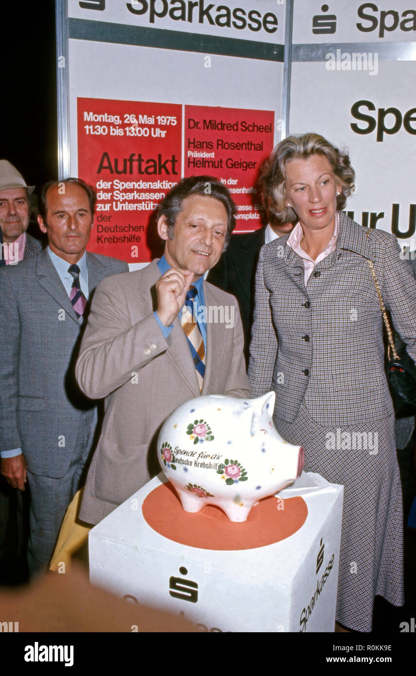 Quizmaster Hans Rosenthal und Dr. Mildred Scheel vor dem Sparschwein