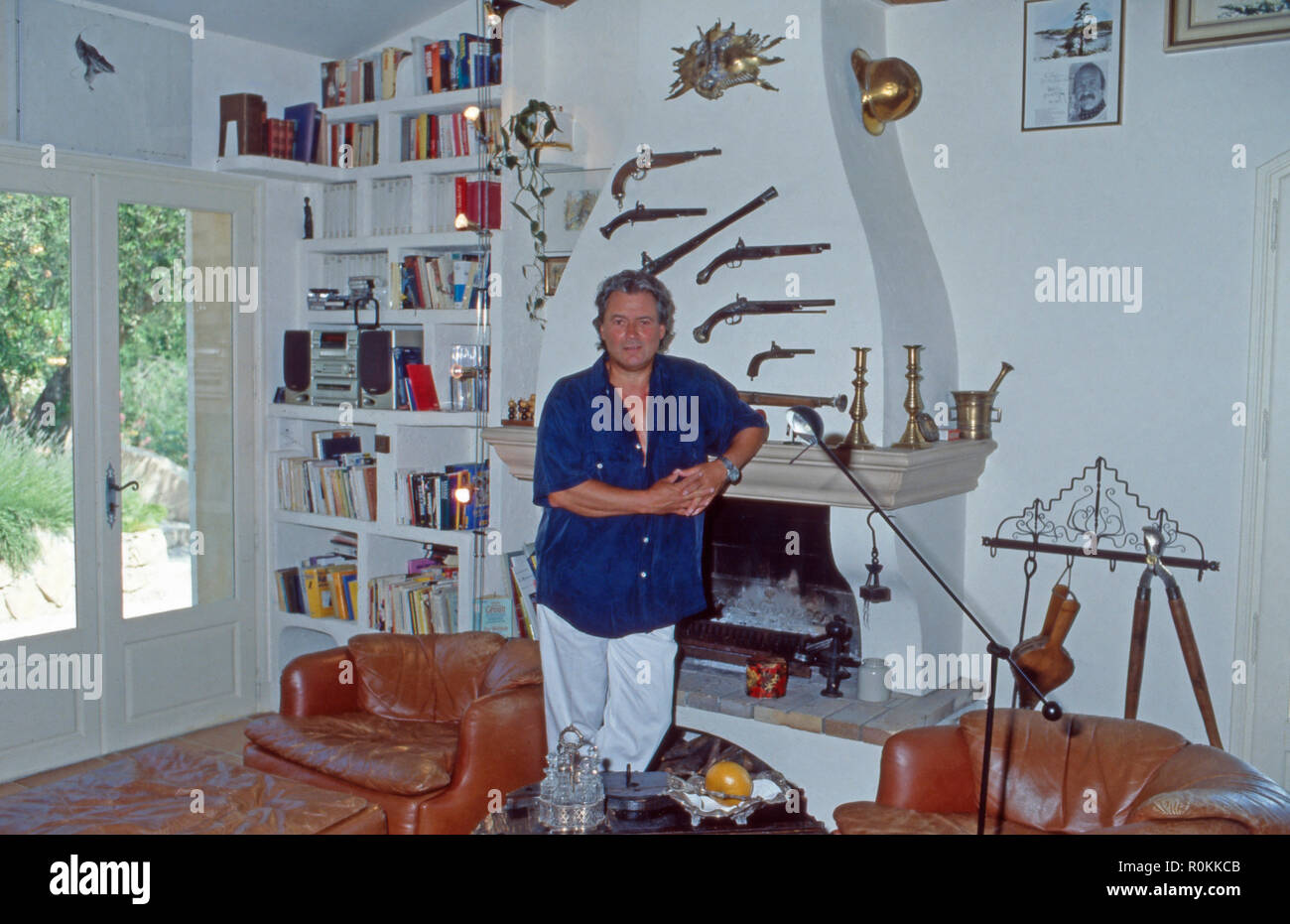 Hans Jürgen Bäumler, deutscher Eiskunstläufer und Moderator, in seinem Haus in Villeneuve Loubet, Frankreich 1996. German ice skater and TV host Hans Juergen Baeumler at his home at Villeneuve Loubet, France 1996. Stock Photo