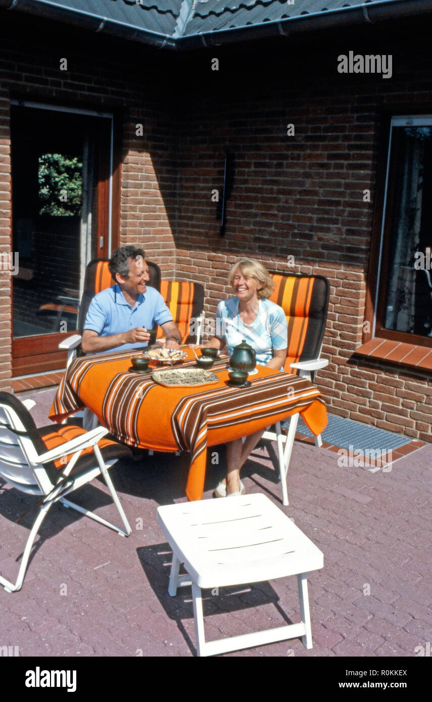 Hans Rosenthal mit Ehefrau Traudl auf der Terrasse vom Haus in Utersum