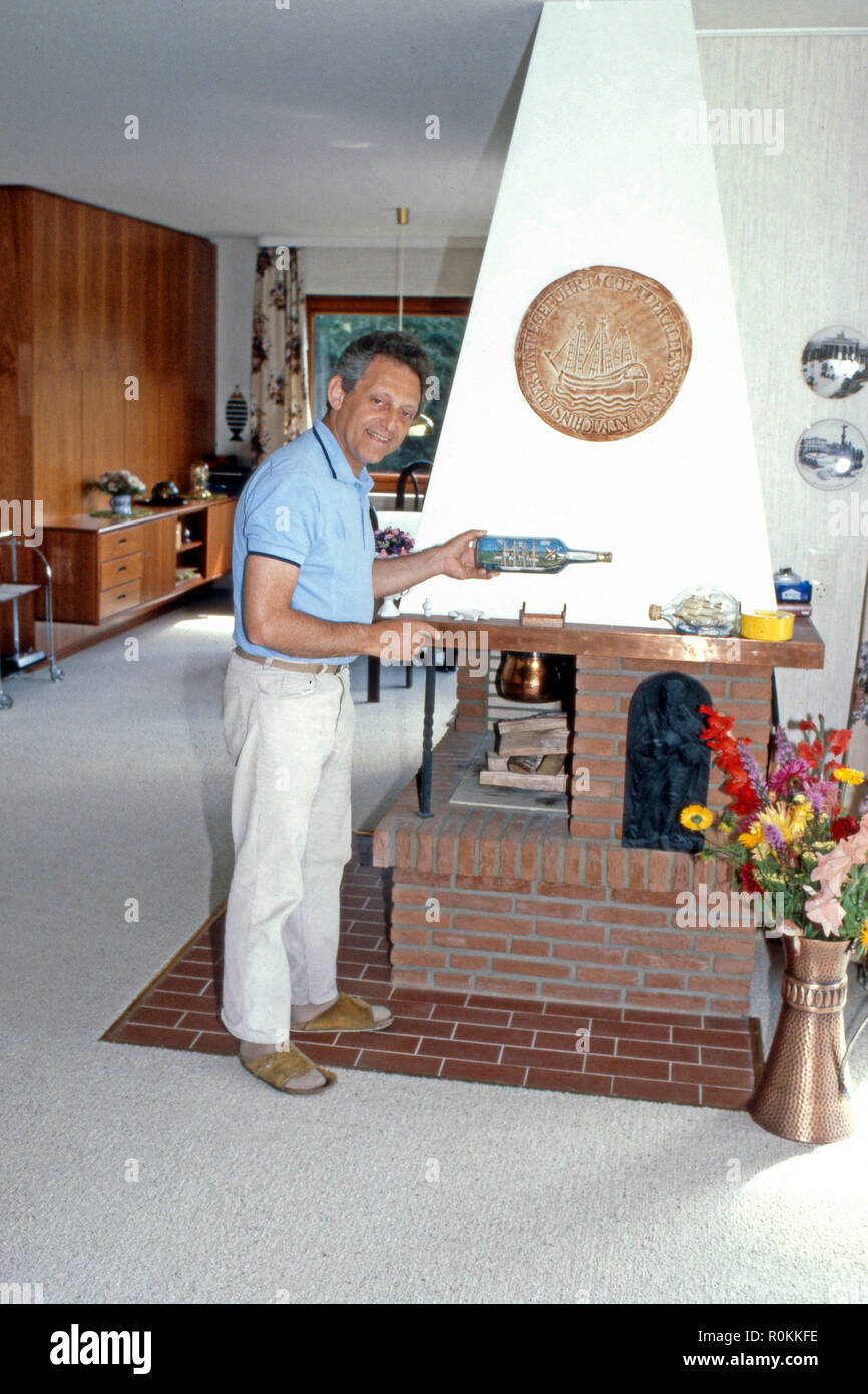Hans Rosenthal im Haus in Utersum auf Föhr, Deutschland 1980. Hans Rosenthal  at his home in Utersum on Foehr island, Germany 1980 Stock Photo - Alamy