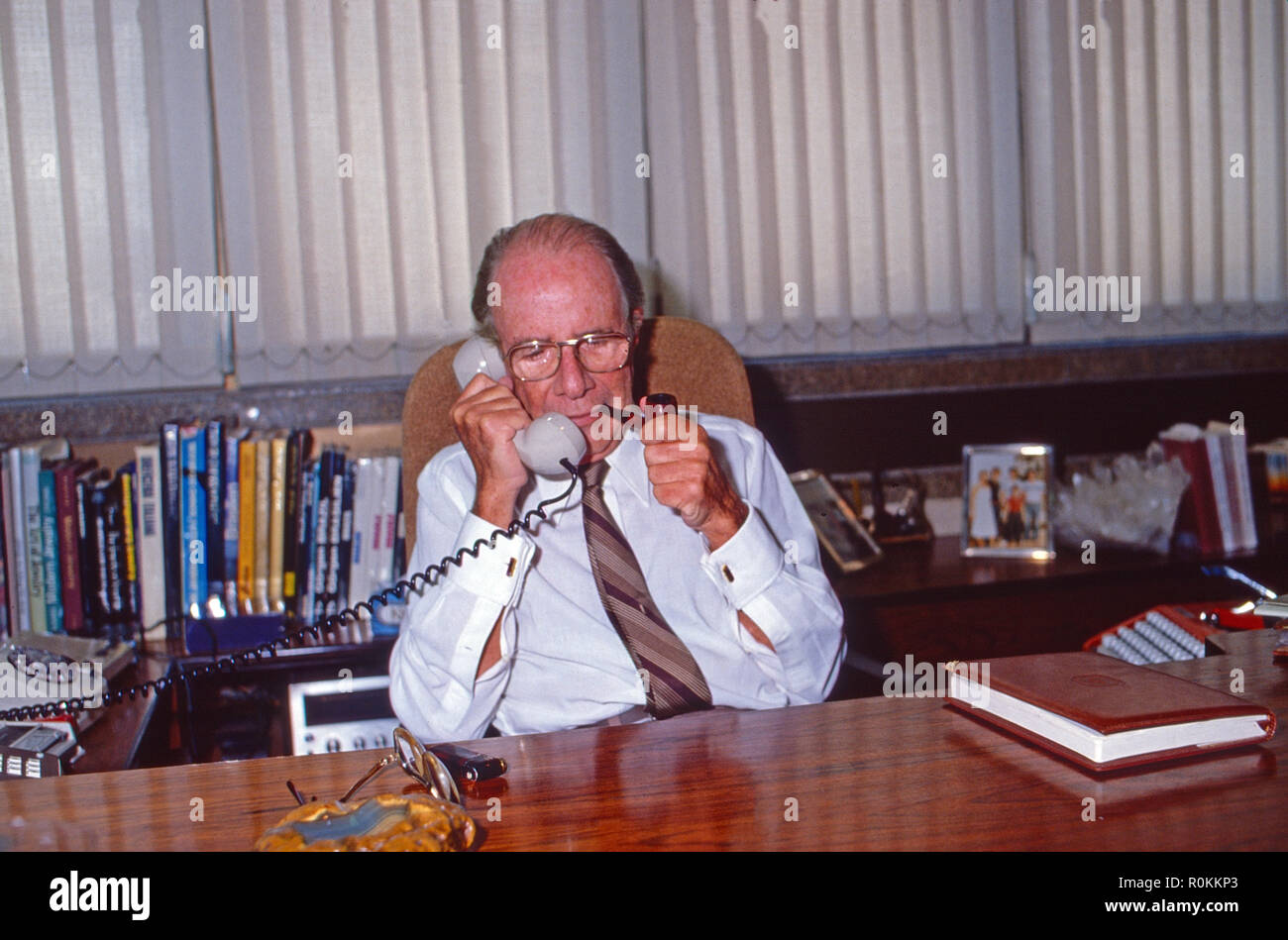 Der brasilianische Juwelier Hans Stern in seinem Büro in Rio de Janeiro, Brasilien 1990. Brazilian jeweler Hans Stern at his office in Rio de Janeiro, Brazil 1990. Stock Photo